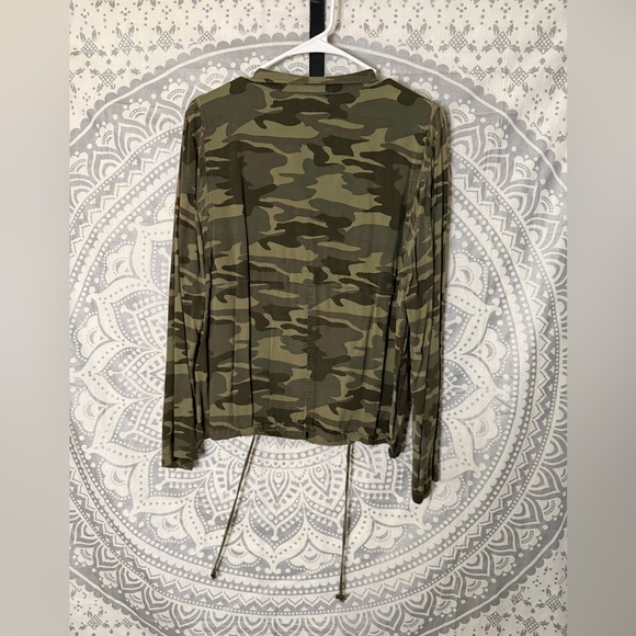 Soho New York & Company Green Camouflage Button-Down Shirt - Picture 2 of 5